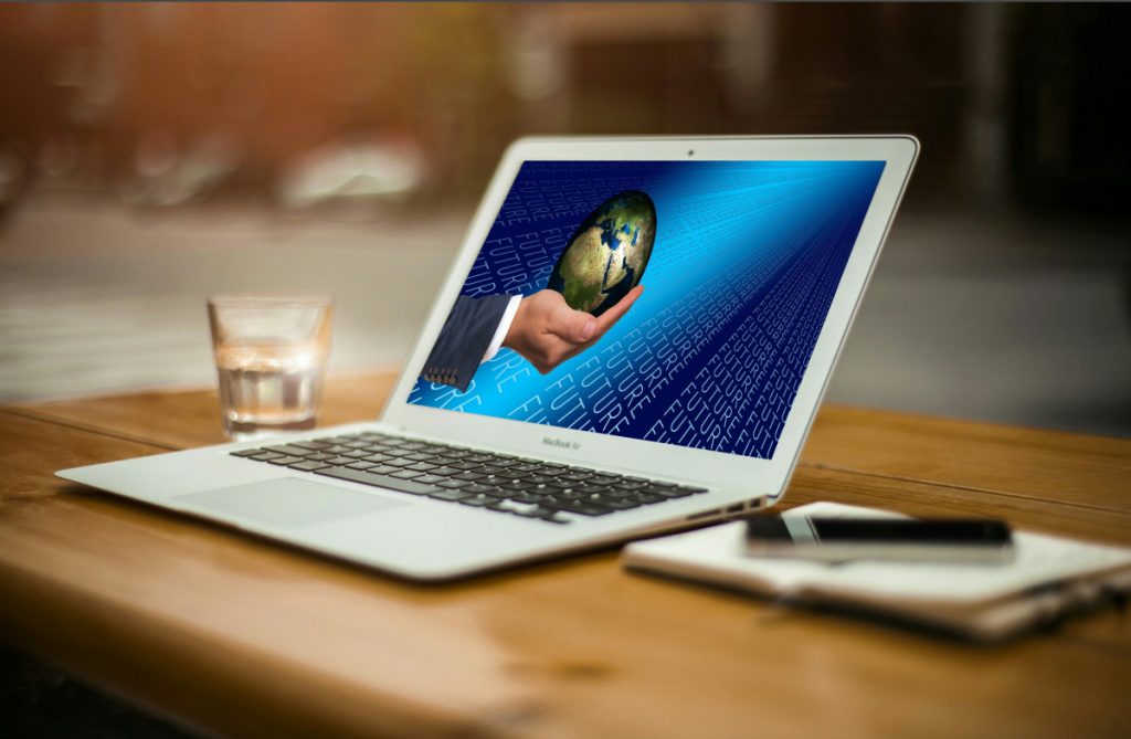 Ordinateur portable affichant un concept de cloud computing